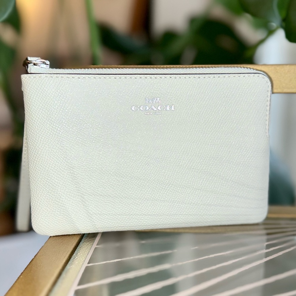 NWT Coach Light Sage / Pale Mint Green Corner Zip Wristlet - Picture 1 of 6